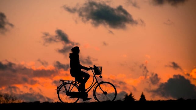 wer-bei-gewitter-mit-dem-fahrrad-unterwegs-ist-so-cc0-pixabay-renategranade0-180606_download Wer bei Gewitter mit dem Fahrrad unterwegs ist, sollte sich schnell in Sicherheit bringen