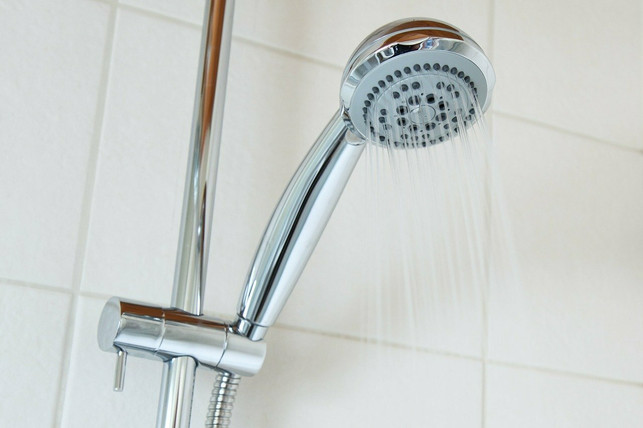 ein-wassersparender-duschkopf-spart-viel-wasser-cc0-pixabay-publicdomainpictures-220301_download Ein wassersparender Duschkopf spart viel Wasser.