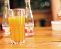 Orangensaft bei Öko-Test: Ein Discounter-Saft ist Testsieger