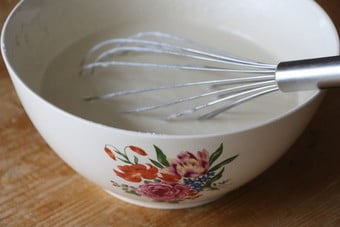 erst-die-festen-zutaten-vermischen-dann-die-fluess-utopia-katharina-bliem-171117_download Erst die festen Zutaten vermischen, dann die flüssigen hinzufügen.