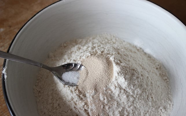 osterhasen-backen-2-mehl-p-katharina-bliem-170301-1280x800 Osterhasen aus Hefeteig backen – Schritt 1: die trocknen Zutaten