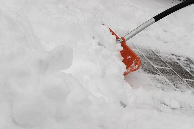 frisch-gefallener-schnee-laesst-sich-noch-leicht-we-cc0-pixabay-bru-no-180909_download Frisch gefallener Schnee lässt sich noch leicht wegschippen.
