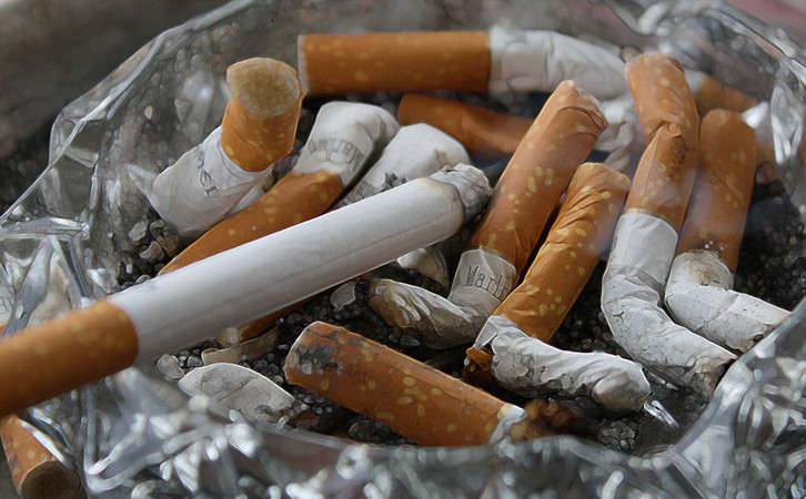 unhealthy-habits-like-smoking-or-alcohol-con-cc0--pixabay--geralt-260628_download Unhealthy habits such as smoking or drinking alcohol can trigger snoring.