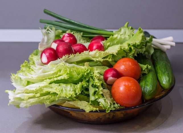chinakohl-salat-variante-mit-tomaten-cc0-pixabay-anestiev-190428_download Zu Chinakohlsalat passen verschiedenste Gemüsesorten.