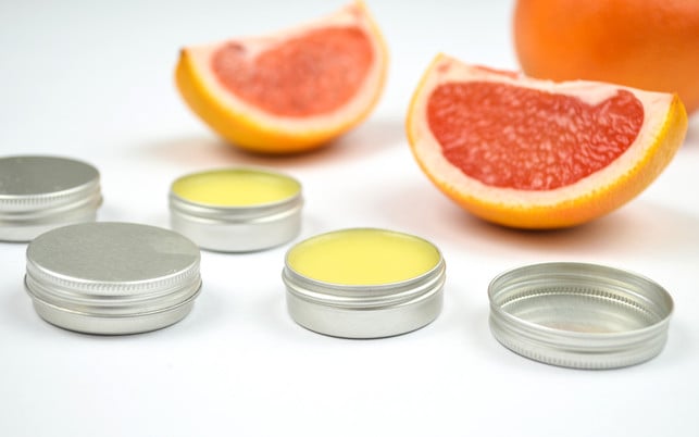 geschenke-selber-machen-diy-grapefruit-lippenbalsam-z-monochrome-diy-de-161104-1280x800 Geschenke selber machen: Lippenbalsam