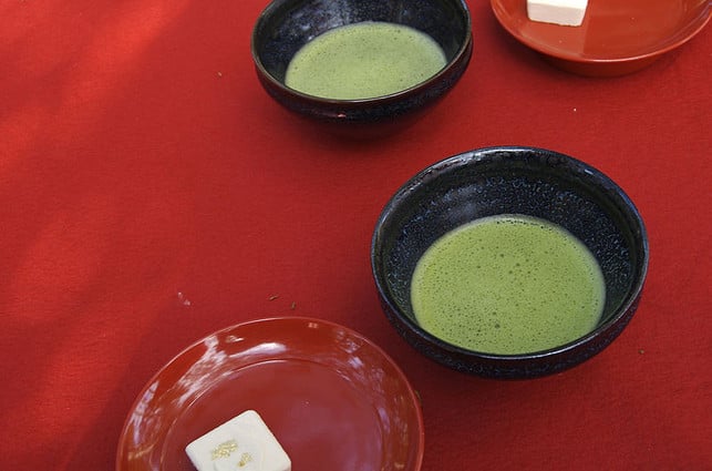 800px-matcha_by_paul_davidson_near_kinkaku-ji_kyoto Macha-Tee in Tassen