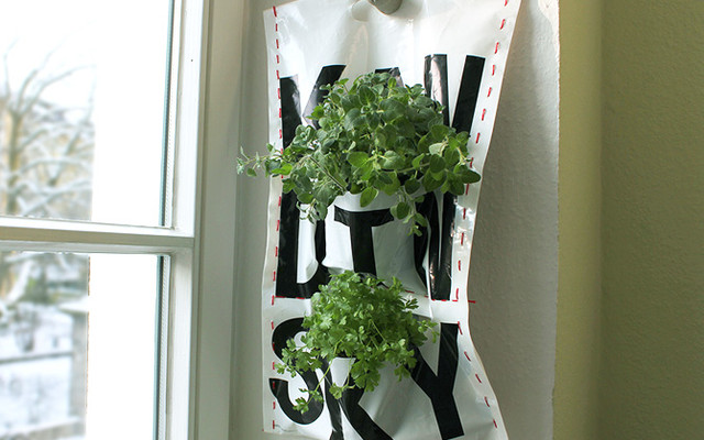 Upcycling-Idee: Pflanzentasche aus Plastiktüte Upcycling-Idee: Pflanzentasche aus Plastiktüte