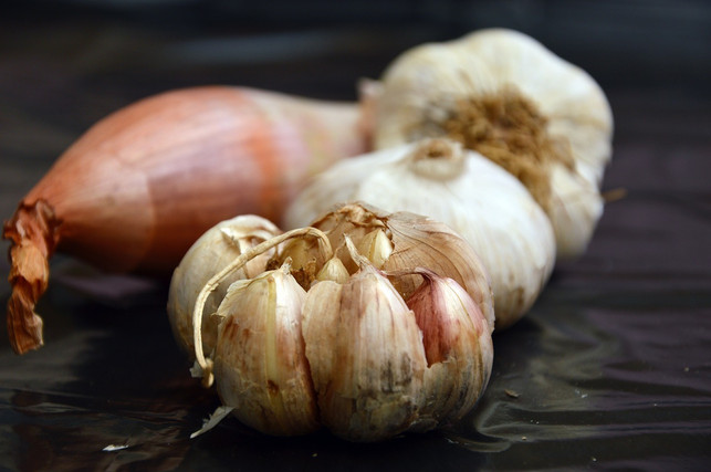 verwende-zwiebeln-und-knoblauch-beim-kochen-und-da-cc0-pixabay-peggychoucair-190926_download Verwende Zwiebeln und Knoblauch als Salzersatz beim Kochen.