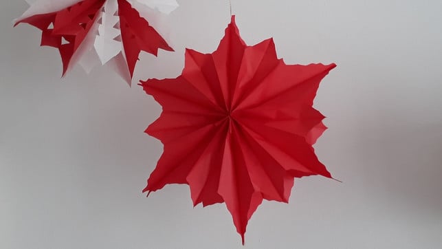 in-der-vorweihnachtszeit-kannst-du-auch-rote-butte-utopia-iv-201123_download In der Vorweihnachtszeit kannst du auch rote Butterbrottüten kaufen und mit ihnen Sterne basteln.
