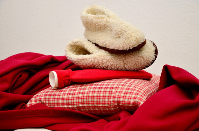 mit-einer-waermflasche-kannst-du-es-dir-im-winter-i-cc0-pixabay-congerdesign-221122_download Mit einer Wärmflasche kannst du es dir im Winter im Bett gemütlich machen.