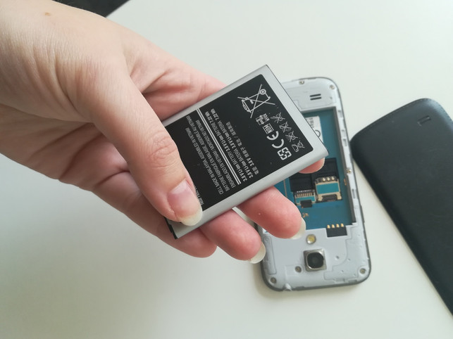 dav Wenn dein Handy nass geworden ist, solltest du auch den Akku entfernen und trocknen.