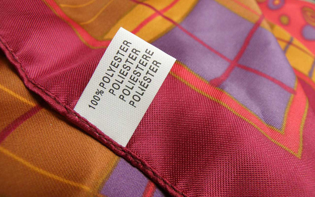 stoff-polyester-nicht-nachhaltig-textilien-pb-MAKY_OREL-220504-1280x800 Natürliche Fasern sind Kunstfasern vorzuziehen.