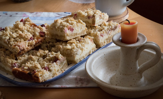 rhabarberkuchen-mit-streuseln-schmeckt-auf-der-kaf-cc0-pixabay-emkanicepic-240429_download Rhabarberkuchen mit Streuseln schmeckt auf der Kaffeetafel im Frühling besonders gut.