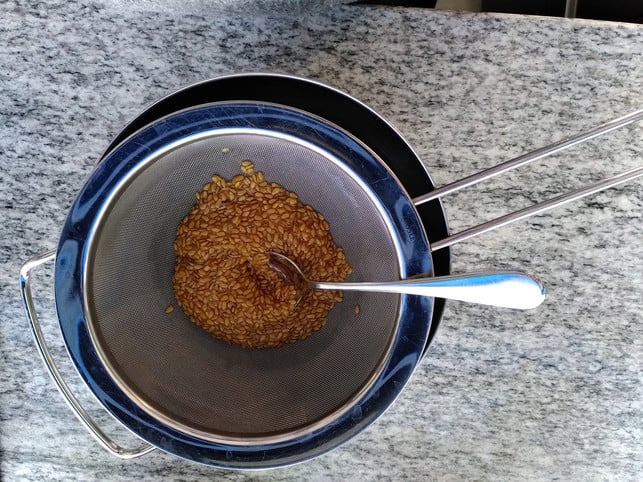 das-natuerliche-haargel-versorgt-dein-haar-dank-der-luise-rau-utopia-200307_download Das natürliche Haargel versorgt dein Haar dank der Samen mit jeder Menge Feuchtigkeit und macht dein Haar weich und griffig.