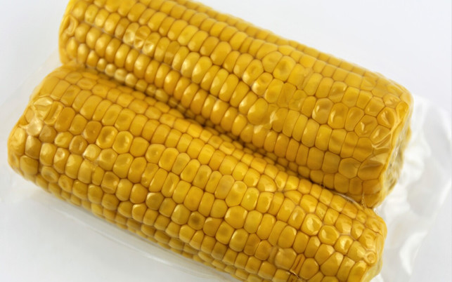 fuer-sous-vide-werden-lebensmittel-vakuumiert-colourboxdeulf-wittrock-240122 Für Sous Vide werden Lebensmittel vakuumiert.