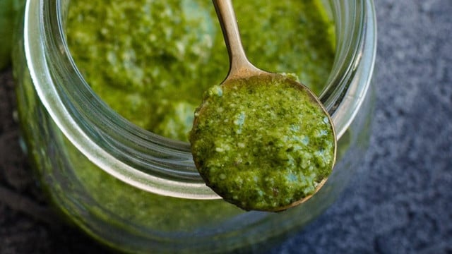 Koriander-Pesto: Ein Rezept für selbstgemachtes Pesto - Utopia.de