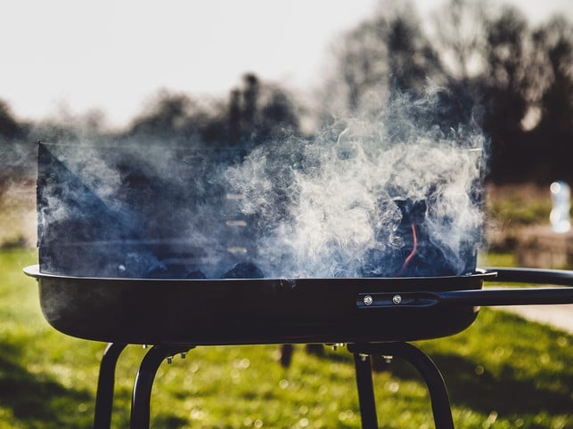 rauchfreies-grillen-ist-gesuender-als-viel-rauch-be-cc0-pixabay-tookapic-210528_download Rauchfreies Grillen ist gesünder als viel Rauch beim Grillen.