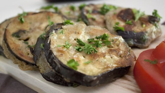 gebratene-aubergine-mit-kraeutern-cc0-pixabay-elodiv-190917 Gebratene Aubergine mit Kräutern.