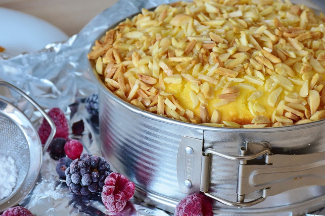 low-carb-kaesekuchen-laesst-sich-mit-mandeln-verfein-cc0-pixabay-ritae-180731_download Low-Carb-Käsekuchen lässt sich gut mit Mandeln verfeinern.