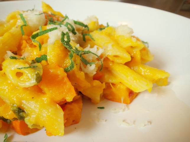 pasta-mit-kuerbis-pecorino-und-salbei-utopia-leonie-barghorn-200616_download Pasta mit Kürbis ist ein leckeres Herbstgericht.