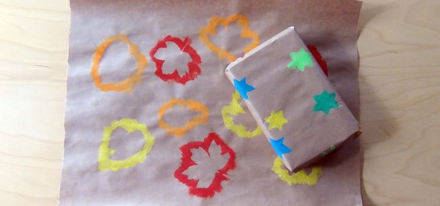 geschenkpapier-selber-machen-fertig-p-julia-pfliegl-161201-1280x600 Geschenkpapier selber machen mit Blatt-Motiven