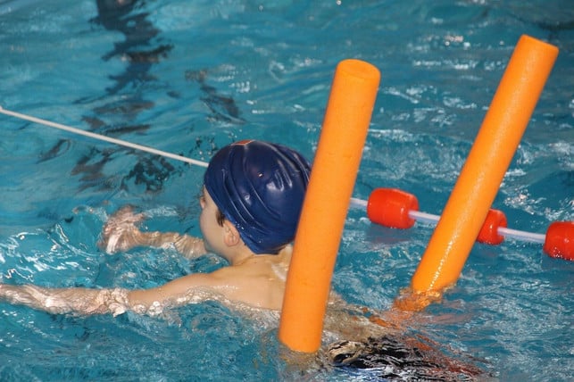 in-einem-schwimmkurs-lernt-dein-kind-mit-einer-pro-cc0-pixabay-taniavdb-200408_download In einem Schwimmkurs lernt dein Kind mit einer professionellen Lehrkraft das Schwimmen.