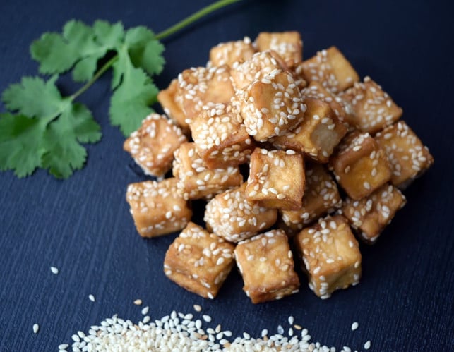 wenn-du-tofu-einfrierst-vergroessern-sich-seine-por-cc0-pixabay-yuelanliu-210217_download Wenn du Tofu einfrierst, vergrößern sich seine Poren. Dadurch kann er später mehr Marinade aufnehmen.
