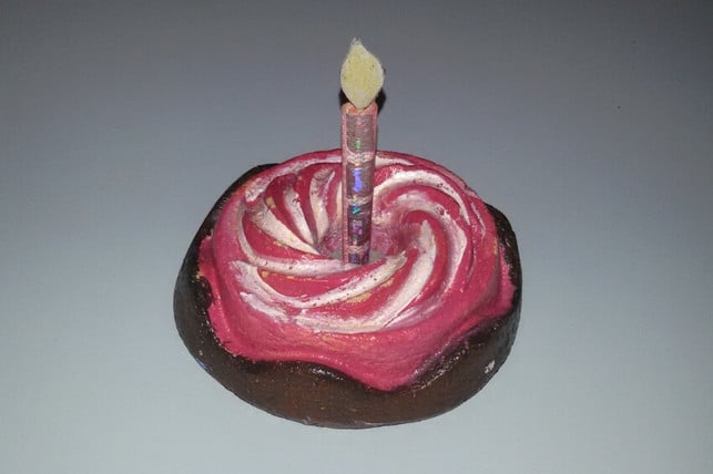 mit-diesem-kuchen-mit-der-geldschein-kerze-machst-melanie-von-daake-utopia-171210_download Mit diesem Kuchen mit der Geldschein-Kerze machst du jedem Geburtstagskind eine Freude.