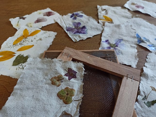 fuer-eine-glattere-oberflaeche-kannst-du-das-papier-sarah-gairing-utopia-210912_download Für eine glattere Oberfläche kannst du das Papier bügeln.