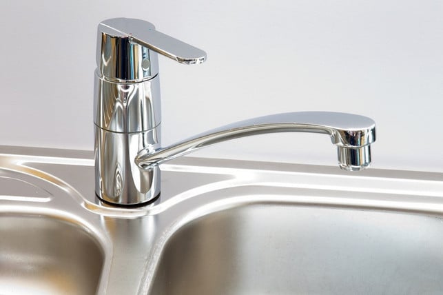 eine-einhand-armatur-spart-warmwasser-cc0-pixabay-ronporter-200616_download Eine Einhand-Armatur hilft dabei, Warmwasser zu sparen.