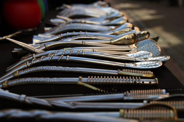 mate-tee-wird-traditionell-durch-trinkhalme-bombi-cc0-pixabay-monicavolpin-181023_download Mate-Tee wird traditionell durch Trinkhalme (Bombillas) getrunken.