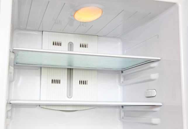 Open empty refrigerator. Ein leerer Kühlschrank verbraucht mehr Energie als ein gut gefüllter.