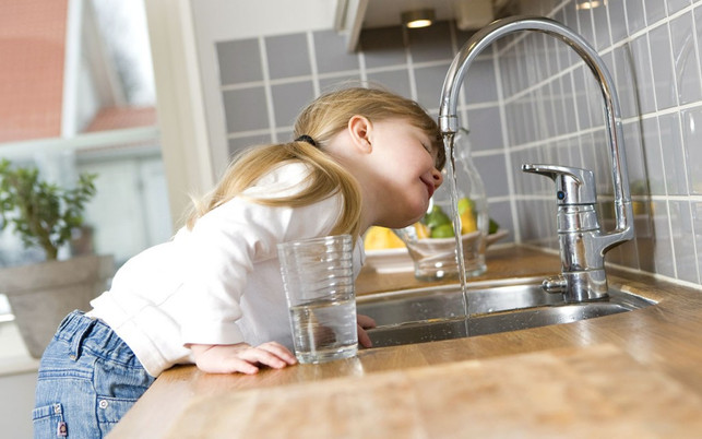 151021-plastikfrei-leitungswasser_w_gemenacom_1024x640 Nichts hilft besser gegen den Durst als Wasser! Für die richtige Ernährung ist Wasser sehr wichtig.
