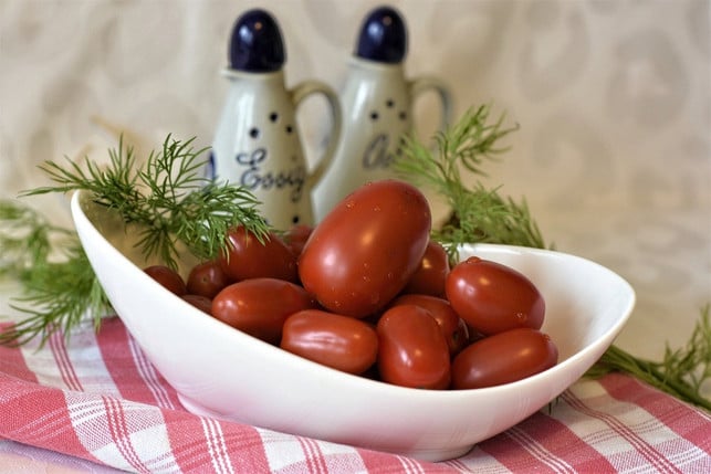 tomaten-koennen-gegen-zu-viel-essig-im-essen-helfen-cc0-pixabay-ritae-210121_download Tomaten können beim Neutalisieren von Essig im Essen helfen..