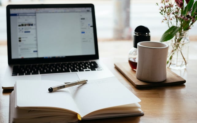 Selbstfürsorge bedeutet, bewusst Pausen einzulegen. Selbstfürsorge ist kein Punkt auf deiner To-do-Liste, sondern sollte in allen Bereichen deines Lebens allgegenwärtig sein.