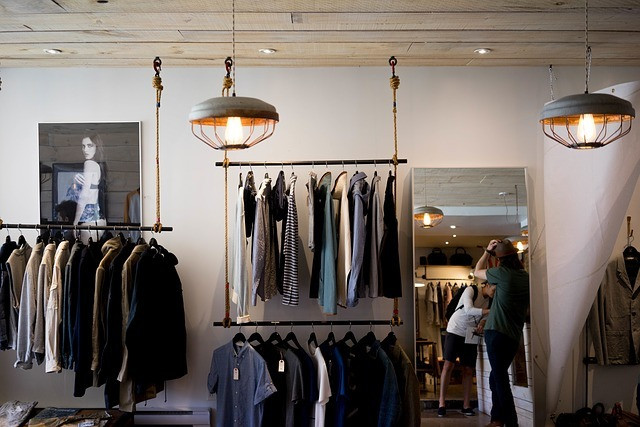 kleine-second-hand-boutique-symbolbild-cc0-pixabay-free-photos-171126_download Kleine Second-Hand-Boutique