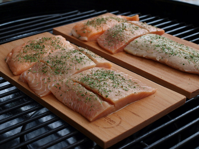 fisch-grillen-ohne-alufolie-und-auf-einem-grillbr-cc0-pixabay-sabrinakoeln-200617_download Fisch kannst du ohne Alufolie grillen, wenn du ihn auf einem Grillbrett platzierst.
