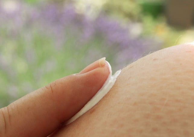 lass-die-sonnencreme-einziehen-um-flecken-zu-verm-cc0-pixabay-chezbeate-190428_download Lass die Sonnencreme einziehen, um Flecken zu vermeiden