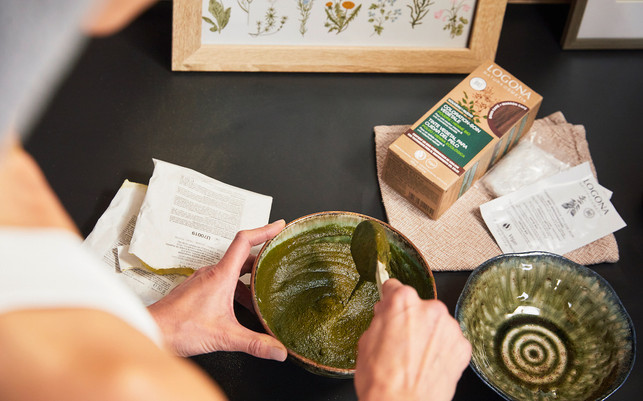 Logona_Haarfarbe_Anmischen Farben aus der Natur erzeugen individuelle, natürliche Nuancen.