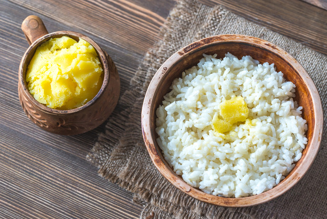 Bowls of rice and Ghee clarified butter Ghee wird in der ayurvedischen Küche benötigt.
