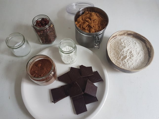 zutaten-fuer-eine-backmischung-fuer-leckeren-schoko-charlotte-gneupel-utopia-181110_download Zutaten für eine Backmischung für leckeren Schoko-Nuss-Kuchen.