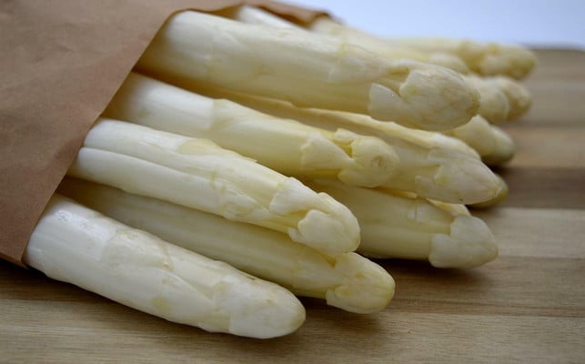 weisser-spargel-wird-auch-bleichspargel-genannt-und-cc0-pixabay-neelam279-220504_download Weißer Spargel wird auch Bleichspargel genannt und ist besonders mild im Geschmack.