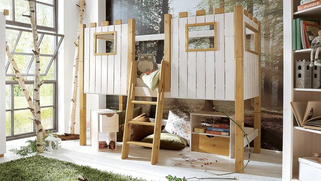 kinderspielbett-mini-hochbett-castello-s-allnatura-210706-1280x720-1 Nachhaltige Kindermöbel: Im Mini-Hochbett "Castello" von Allnatura ist nicht nur Schlafen angesagt, sondern auch Ritterabenteuer.