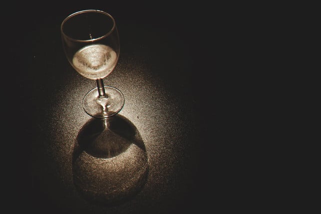 Alkohol - wie viel schadet wirklich? Gegen ein kleines Glas Wein lässt sich wenig sagen, doch weniger Alkohol ist gesünder.
