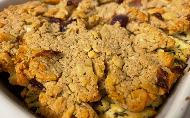 "Braten" aus Cashews, Tofu und Roter Bete schmeckt "Braten" aus Cashews, Tofu und Roter Bete schmeckt