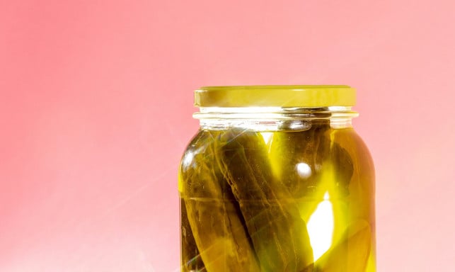 essiggurken-sollten-sich-geoeffnet-im-kuehlschrank-e-cc0-unsplash-miracle-seltzer-250503_download Essiggurken sollten sich geöffnet im Kühlschrank ein bis zwei Wochen halten.