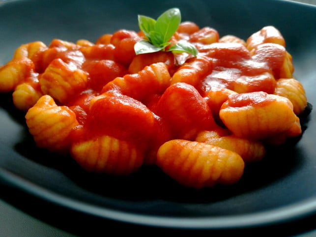zu-selbst-gemachten-spinatgnocchi-passt-tomatensoss-cc0--pixabay--emma-pat-250709_download Zu selbst gemachten Spinatgnocchi passt Tomatensoße.