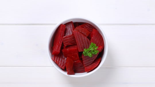 sliced and pickled beetroot rote bete im glas ungesund