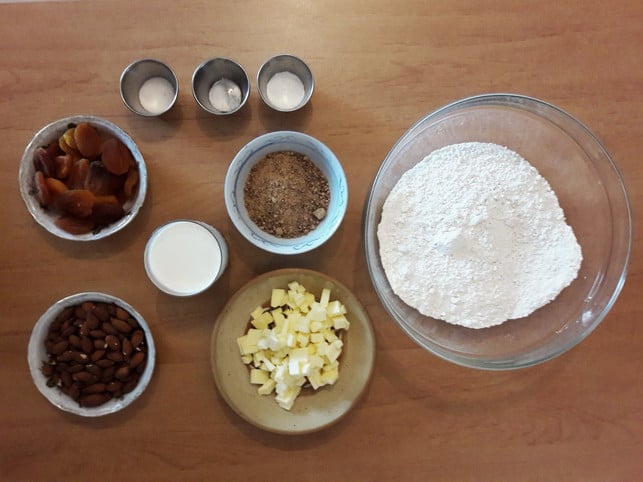 zutaten-fuer-scones-mit-mandeln-und-aprikosen-sarah-gairing-utopia-180627_download Zutaten für Scones mit Mandeln und Aprikosen