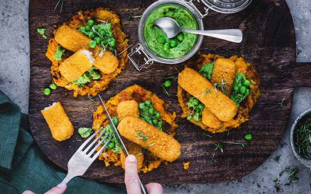 Veganuary Rezept Kürbis-Kartoffel-Puffer mit Erbsencreme und veganen Fischstäbchen